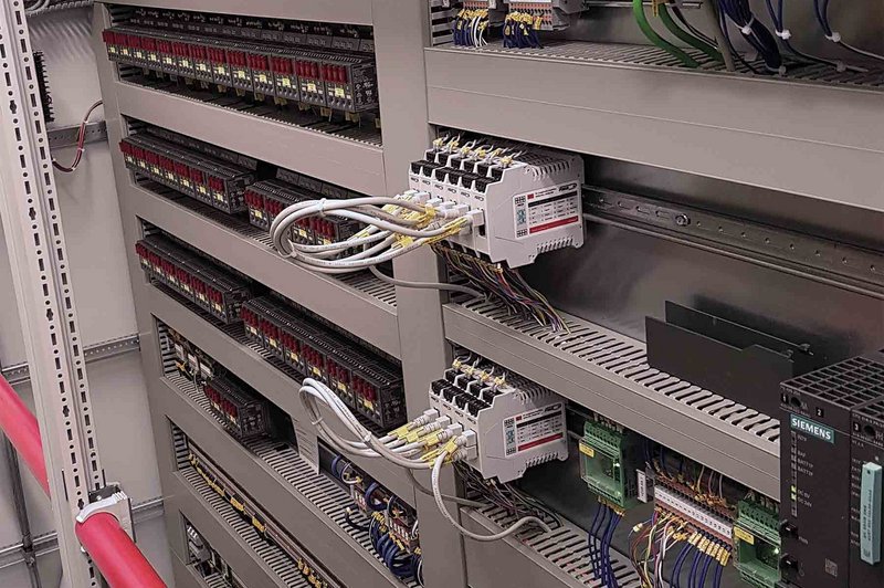 Messverstärker in einem Schaltschrank.